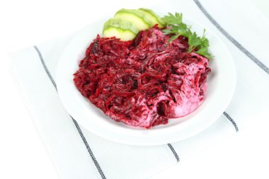 plaka üzerinde beyaz izole peçete üzerinde pancar salatası