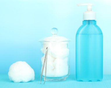 mavi zemin üzerine yüz temizleyici ile vatka