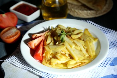 ahşap masa yakın çekim plaka üzerinde patates kızartması