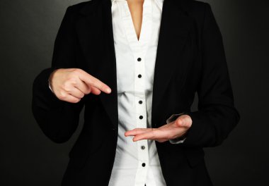 bir şey gri arka plan üzerinde gösterilen eller