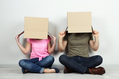 karton kutular üzerinde başlarını duvara yakın katta oturan Çift