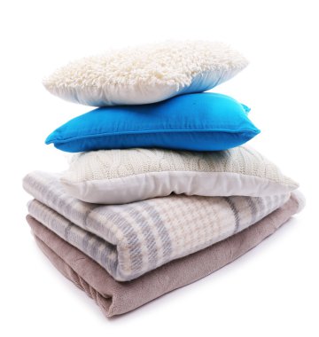 renkli yastıklar ve üzerinde beyaz izole İskoç şalılar