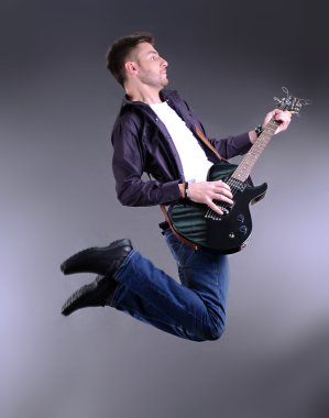 genç müzisyen üzerine beyaz izole gitar çalmak