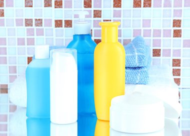 kozmetik ve mozaik karo zemin üzerine banyo aksesuarları