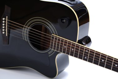 akustik gitar üzerinde beyaz izole