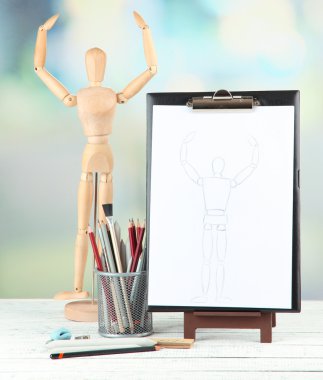 ahşap masa üzerinde profesyonel sanat malzemeleri ile kroki