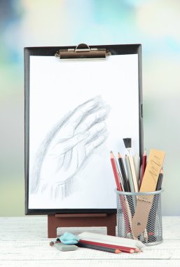 ahşap masa üzerinde profesyonel sanat malzemeleri ile kroki