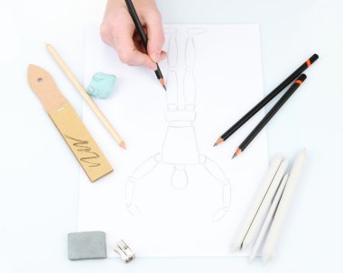 el ile profesyonel sanat malzemeleri, üzerinde beyaz izole bir kroki çizer