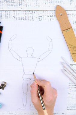 el bir kroki ile profesyonel sanat malzemeleri, ahşap tablosuna çizilir.