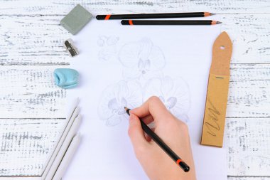 el bir kroki ile profesyonel sanat malzemeleri, ahşap tablosuna çizilir.