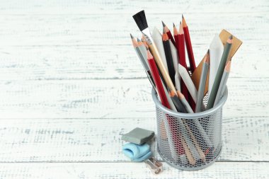 profesyonel sanat malzemeleri ahşap masa üzerinde metal tutucu