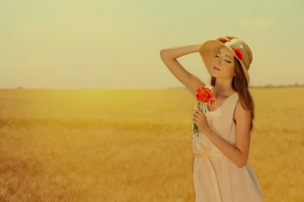 Portrait of beautiful young woman with poppies in the field — Stock Photo, Image