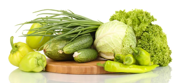 Verdure fresche verdi su tagliere isolato su bianco — Foto Stock