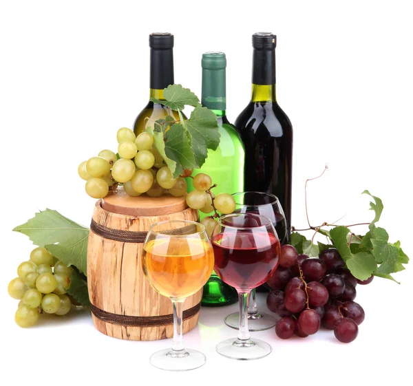 Barrica, botellas y copas de vino, uvas, aisladas sobre blanco — Foto de Stock