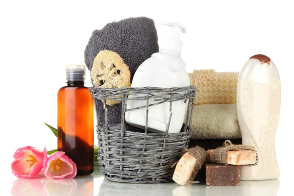 Composizione di flaconi cosmetici e sapone in cesto, isolati su bianco — Foto Stock