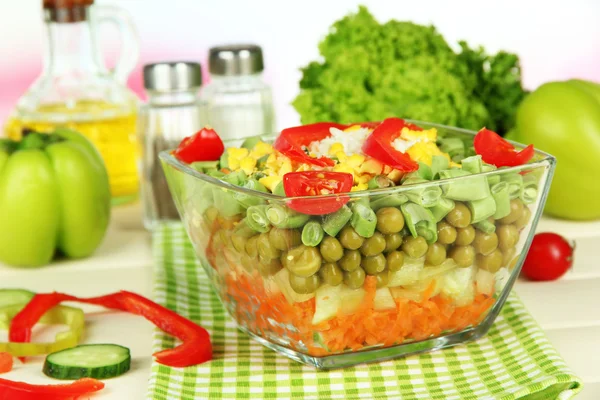 Salada saborosa com legumes frescos na mesa de madeira — Fotografia de Stock