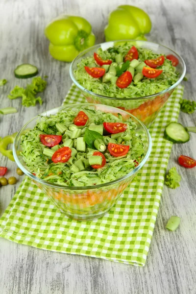 Ensalada sabrosa con verduras frescas en la mesa de madera —  Fotos de Stock