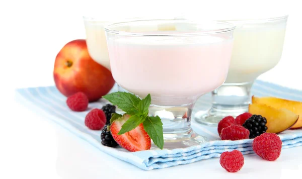 Lahodný jogurt s ovocem a bobulemi izolovaných na bílém — Stock fotografie