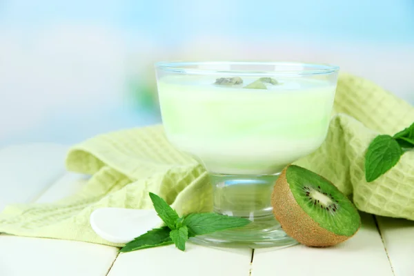 Heerlijke yoghurt met fruit op tafel op lichte achtergrond — Stockfoto