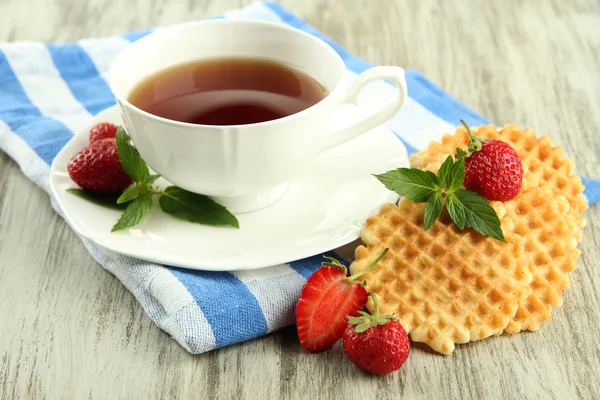 Cup of tea with cookies and strawberries on table close-up — Stock Photo, Image