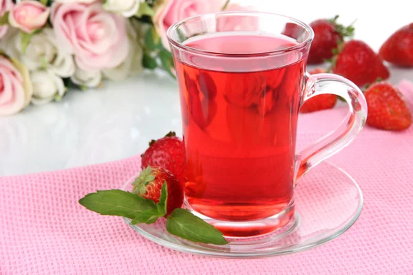 Läckra jordgubbar te på bordet på vit bakgrund — Stockfoto