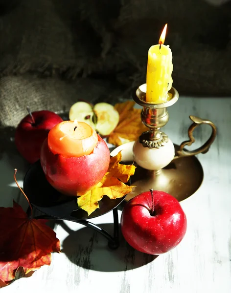 Композиція з яблуками та свічками на дерев'яному столі — стокове фото