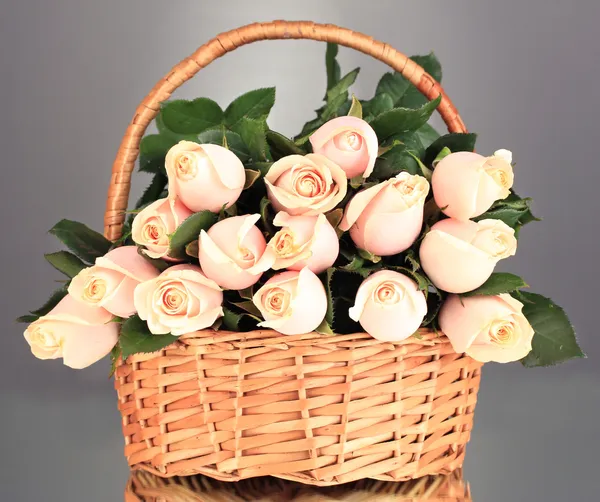 Прекрасный букет роз в корзине на сером фоне — стоковое фото