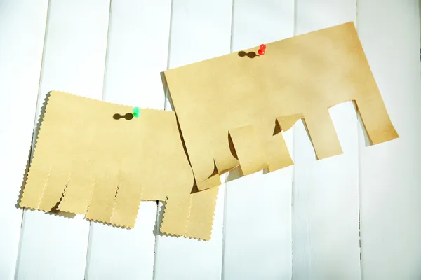 Anuncios de papel sobre fondo de madera — Foto de Stock