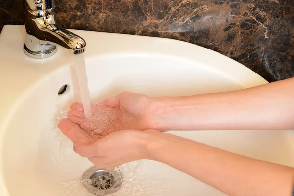 Gros plan des mains humaines lavées sous le robinet dans la salle de bain — Photo