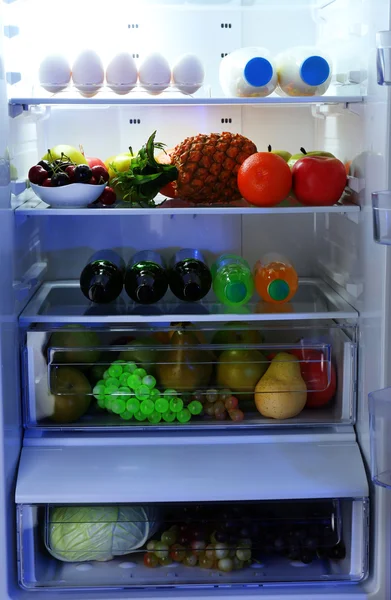 Refrigerador lleno de comida — Foto de Stock