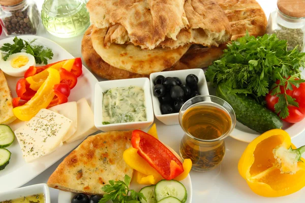 伝統的なトルコ式朝食をすぐ近くにあります。 — ストック写真