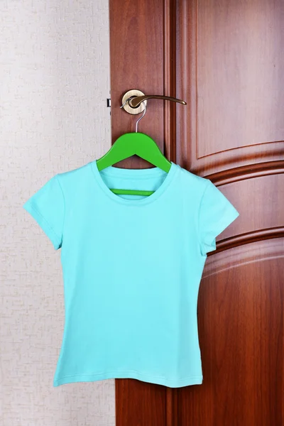 T-shirt suspendu à la porte — Photo