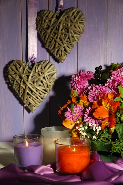 Composición de flores en caja con velas sobre mesa sobre fondo de madera —  Fotos de Stock