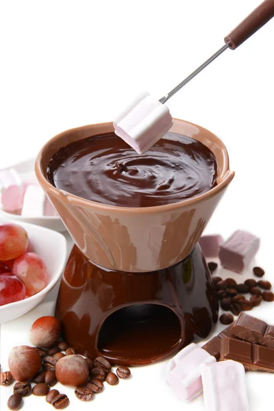 Fondue de chocolate com doces de marshmallow e frutas, isolado em branco — Fotografia de Stock