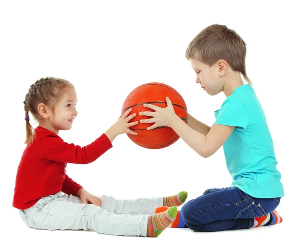 Маленькі діти грають з м'ячем ізольовані на білому — стокове фото