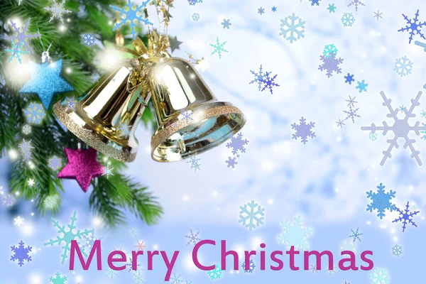 Колокола с рождественскими украшениями на светлом фоне — стоковое фото