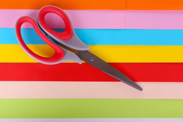 Kolorowy karton i nożyczki bliska — Zdjęcie stockowe