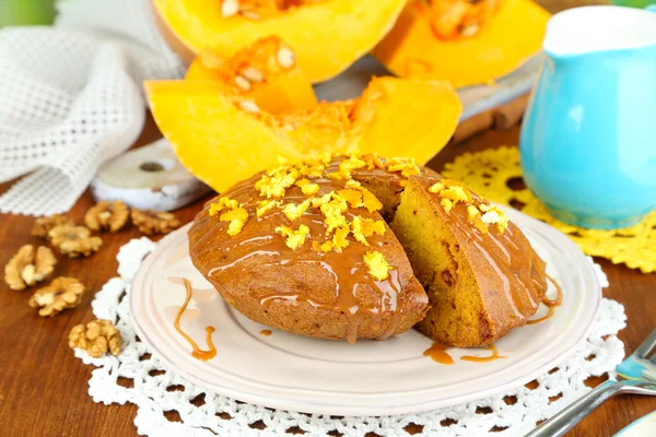 Deliziosa torta di zucca sul piatto sul tavolo di legno primo piano — Foto Stock