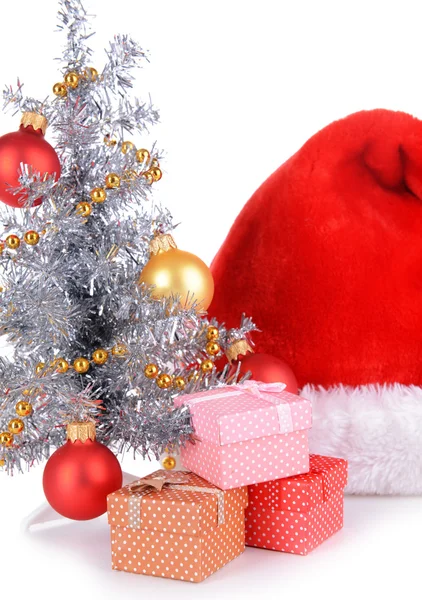 Albero di Natale decorativo con regali isolati su bianco — Foto Stock