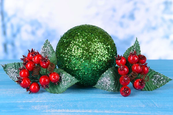 Composición de decoraciones navideñas sobre mesa sobre fondo claro —  Fotos de Stock