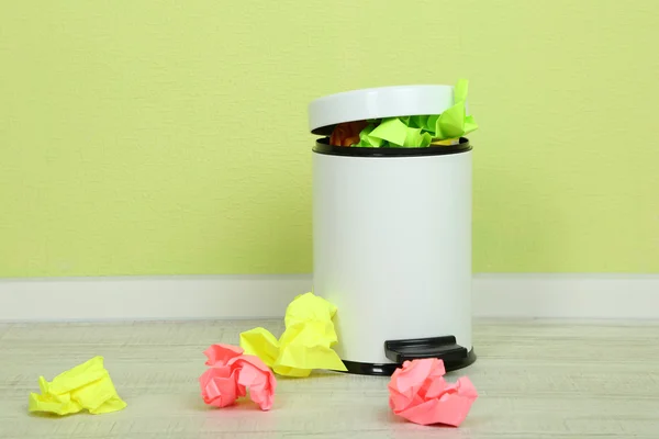 Garbage bin, on green background — Stock Photo, Image