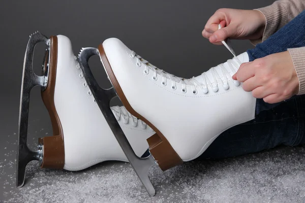 Gri arka plan üzerinde paten giymiş skater — Stok fotoğraf