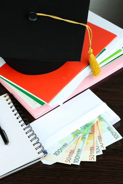 Money for graduation or training on wooden table close-up — Stock Photo, Image