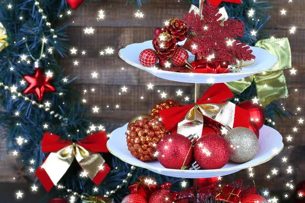 Рождественские украшения на подставке для десертов, на деревянном фоне — стоковое фото