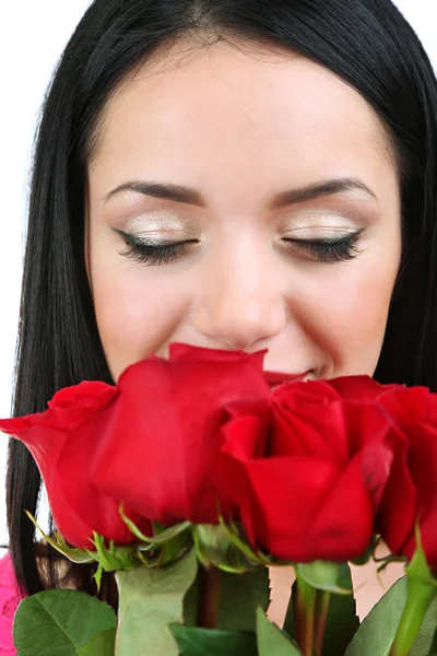 Jovem atraente com rosas isoladas em branco — Fotografia de Stock