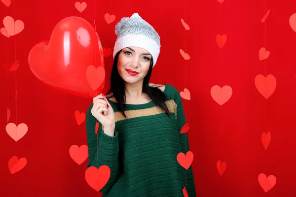 Attraente giovane donna con palloncino a San Valentino — Foto Stock