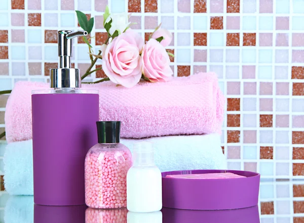 Cosmetici e accessori da bagno su sfondo piastrelle a mosaico — Foto Stock