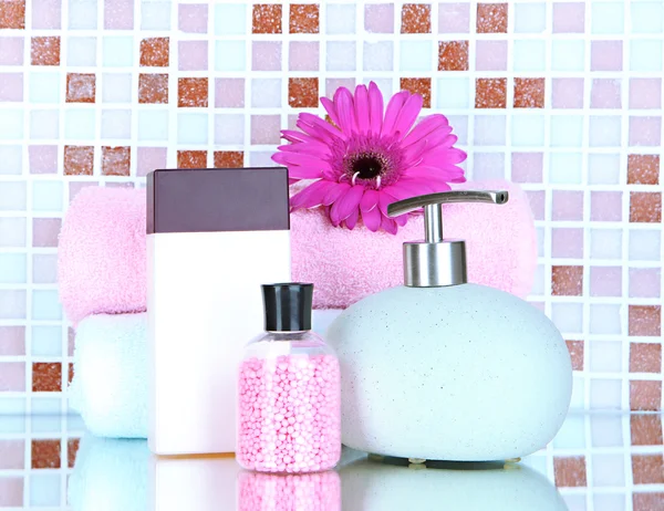 Cosmetici e accessori da bagno su sfondo piastrelle a mosaico — Foto Stock