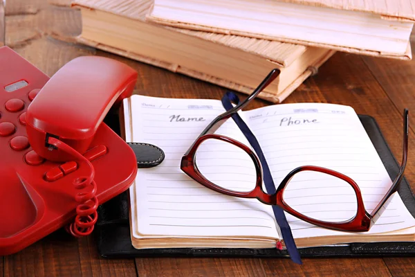 Telefon och anteckningar och andra objekt, på trä bakgrund — Stockfoto