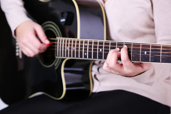 Chitarra acustica in mani femminili, primo piano — Foto Stock